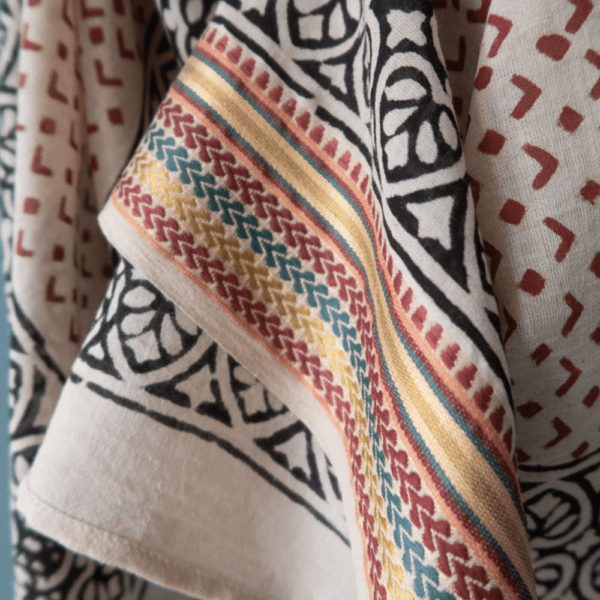 Bagru tørklæde med røde detaljer fra Craft Sisters