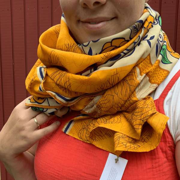 Stort silketørklæde fra ByLi i blomster print og gul
